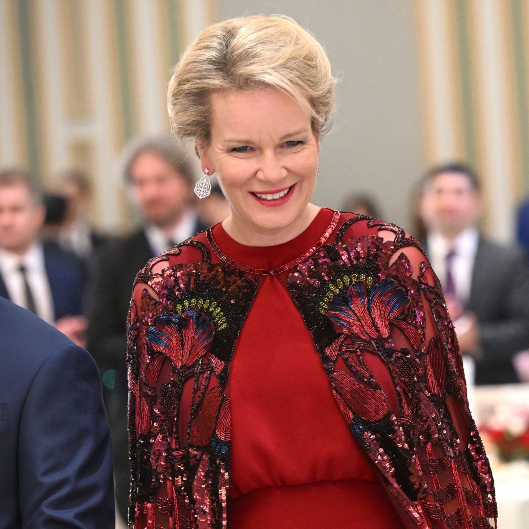 La majestuosa capa con la que Matilde de Bélgica ha sorprendido en Kazajistán: bordados, destellos y una mariposa XXL