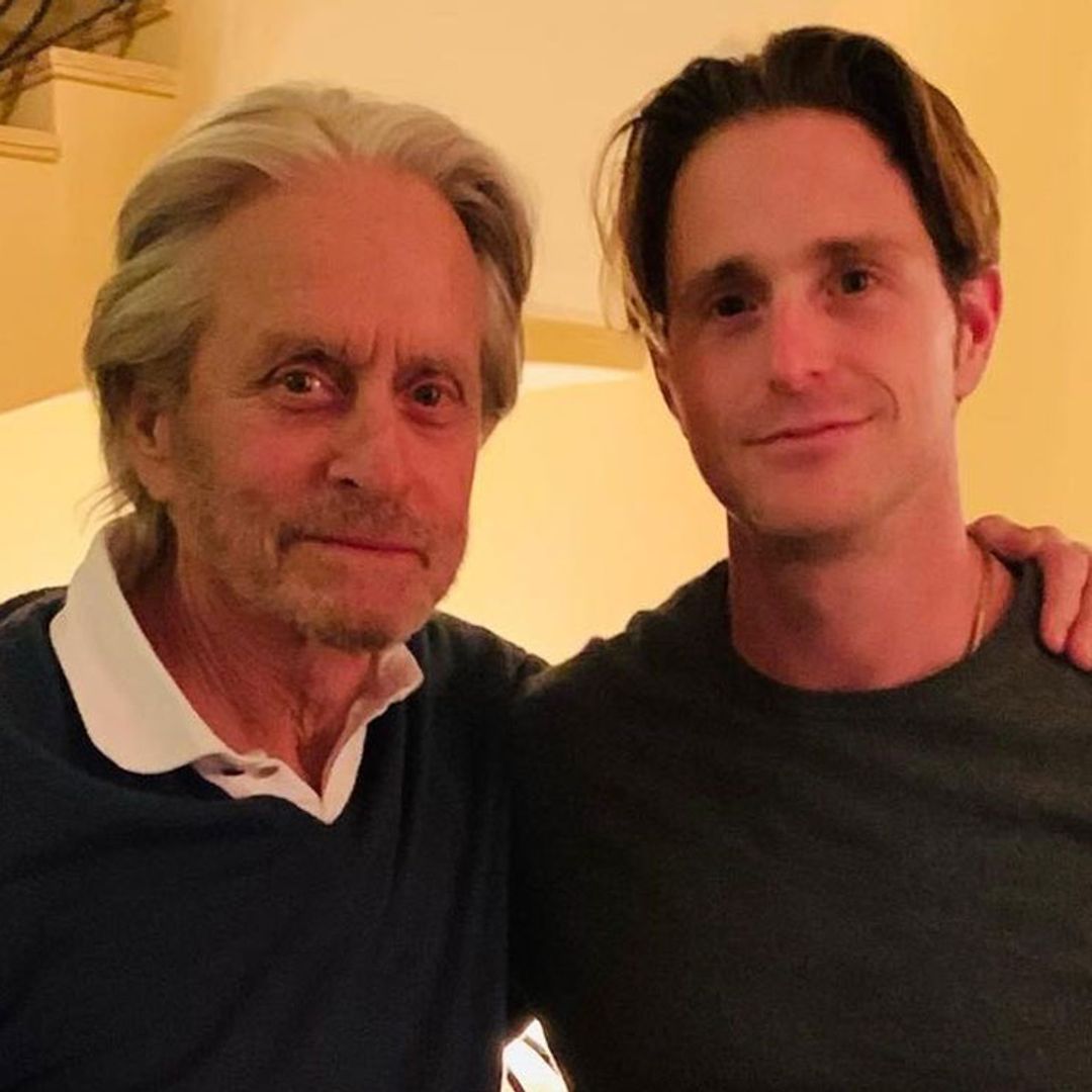 Michael Douglas conoce, por fin, a su segundo nieto (y la imagen no puede ser más tierna)