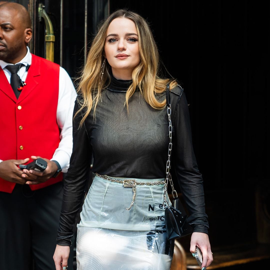 Joey King deslumbra en un diseño de falda midi de latex y transparencias