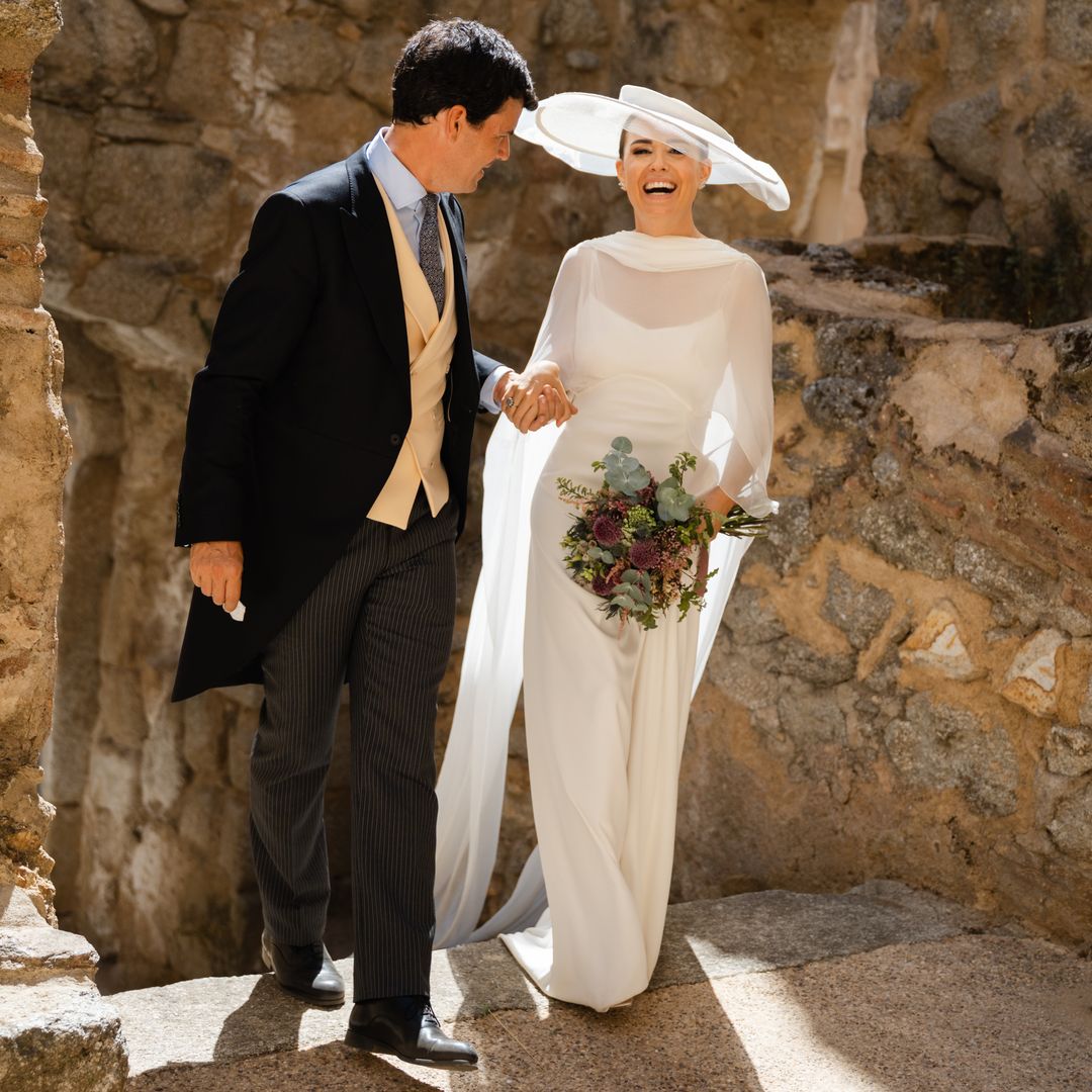 Beatriz, la novia del vestido creado en dos meses que llegó a su boda en Madrid a bordo de un velero