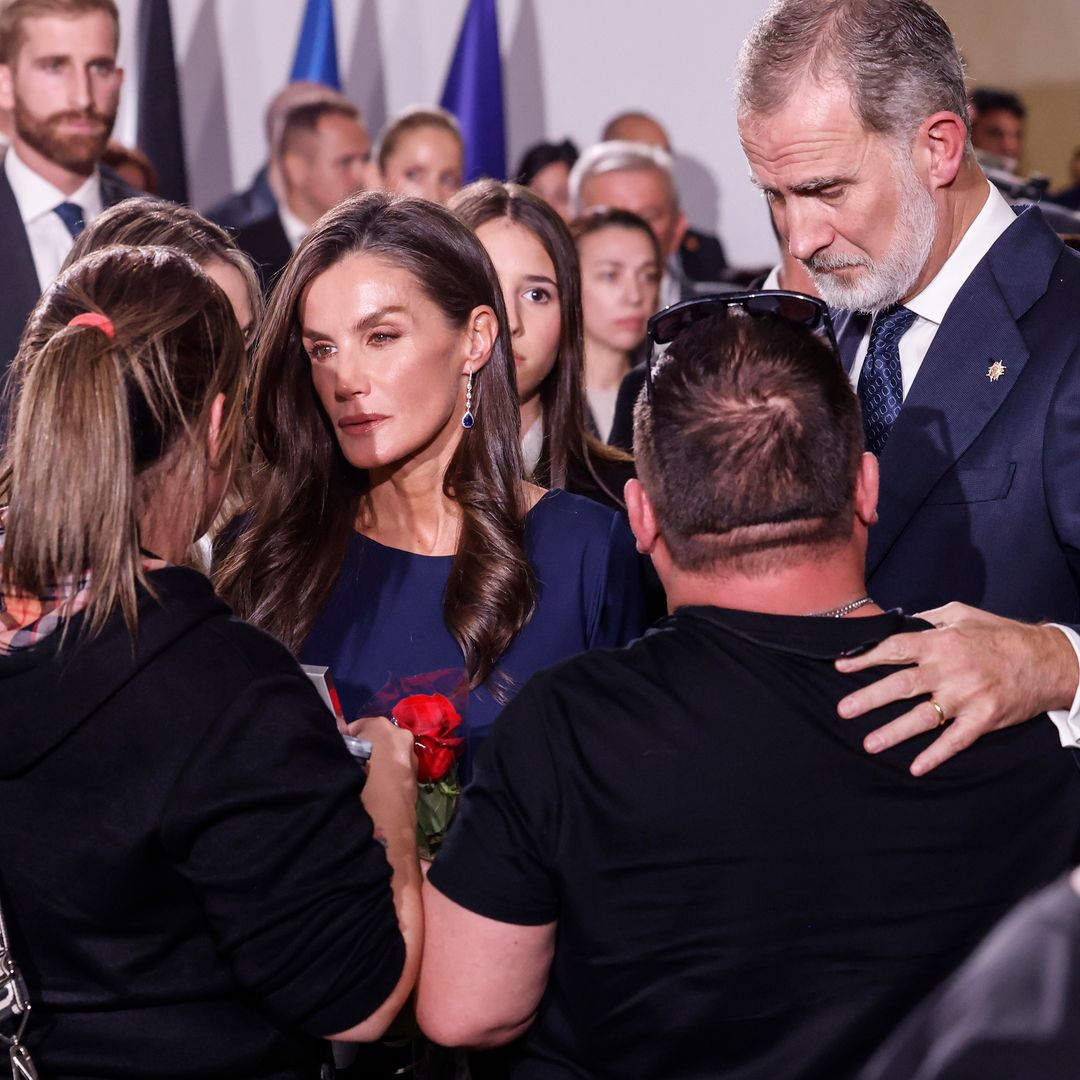 Los gestos de cariño de los Reyes en el aniversario de la DANA, analizados por un experto: "No forzaban sus emociones"