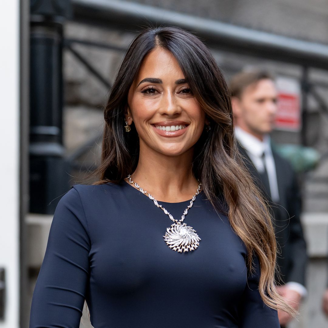 Antonela Roccuzzo revive el peinado más glamuroso de los años 40 para deslumbrar a los 35+