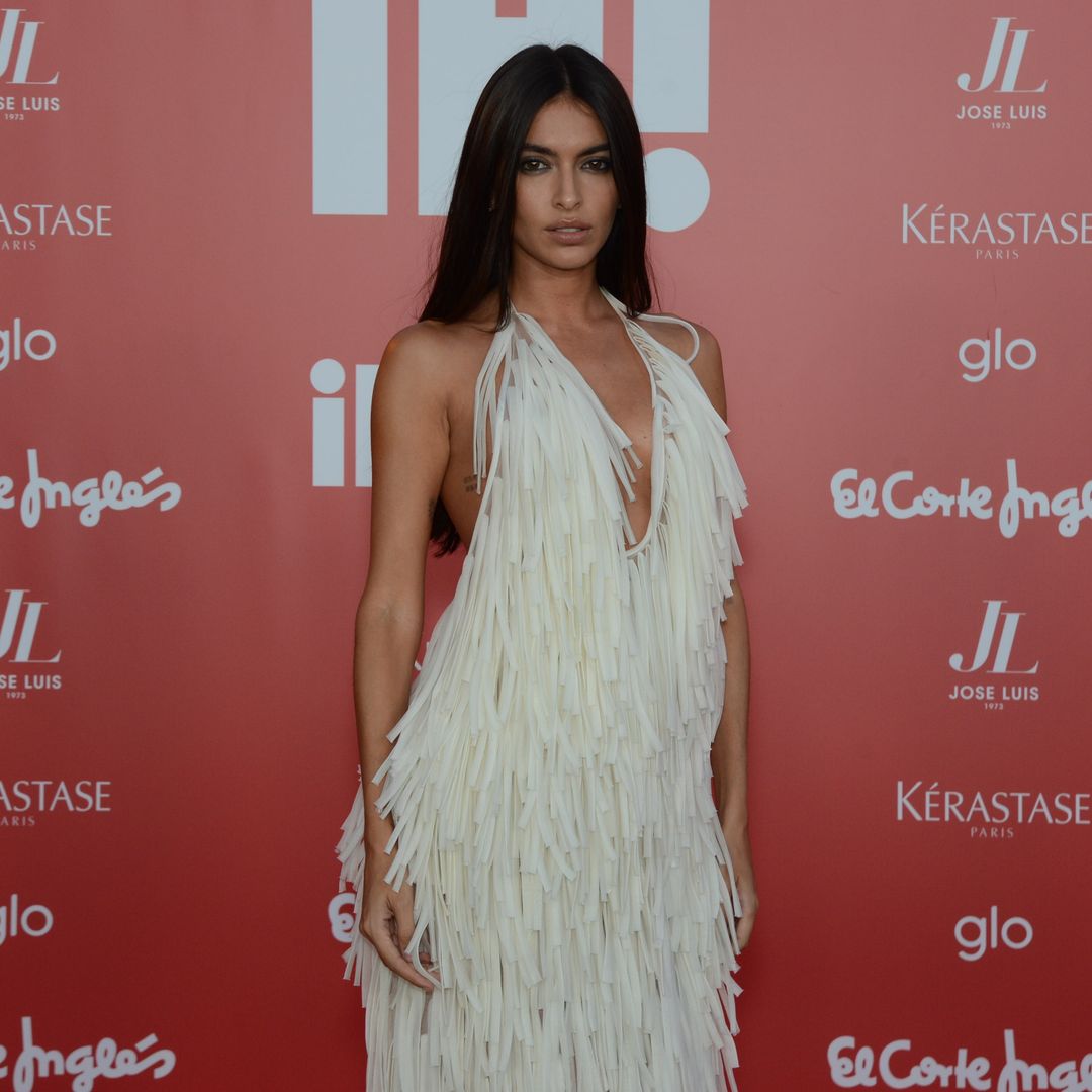 Lucía Rivera, ganadora del premio Fashion Idol, triunfa con un vestido alicantino de flecos y espalda descubierta