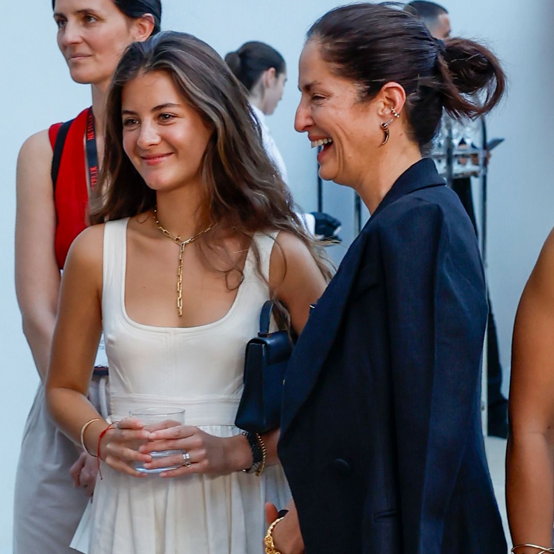 Olimpia Báez, nieta de Carolina Herrera, pura elegancia con un vestido blanco y bailarinas junto a su madre en Madrid