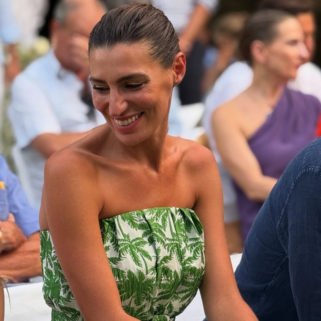 Eugenia Osborne y el vestido tropical que resuelve el eterno problema de las invitadas de verano