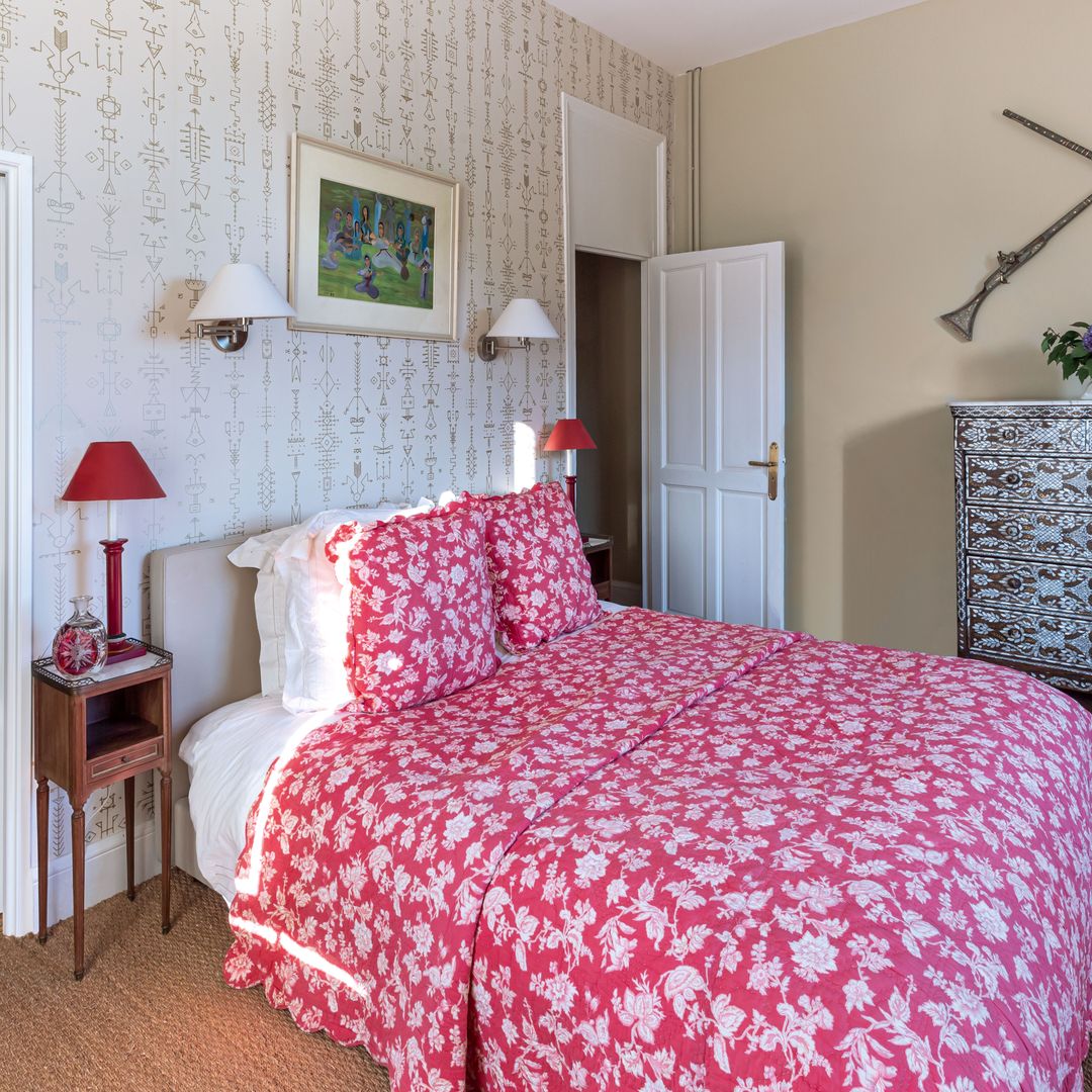 Otra estancia para invitados, con un mueble de madreperla, hueso, madera y mármol de origen norteafricano. 
