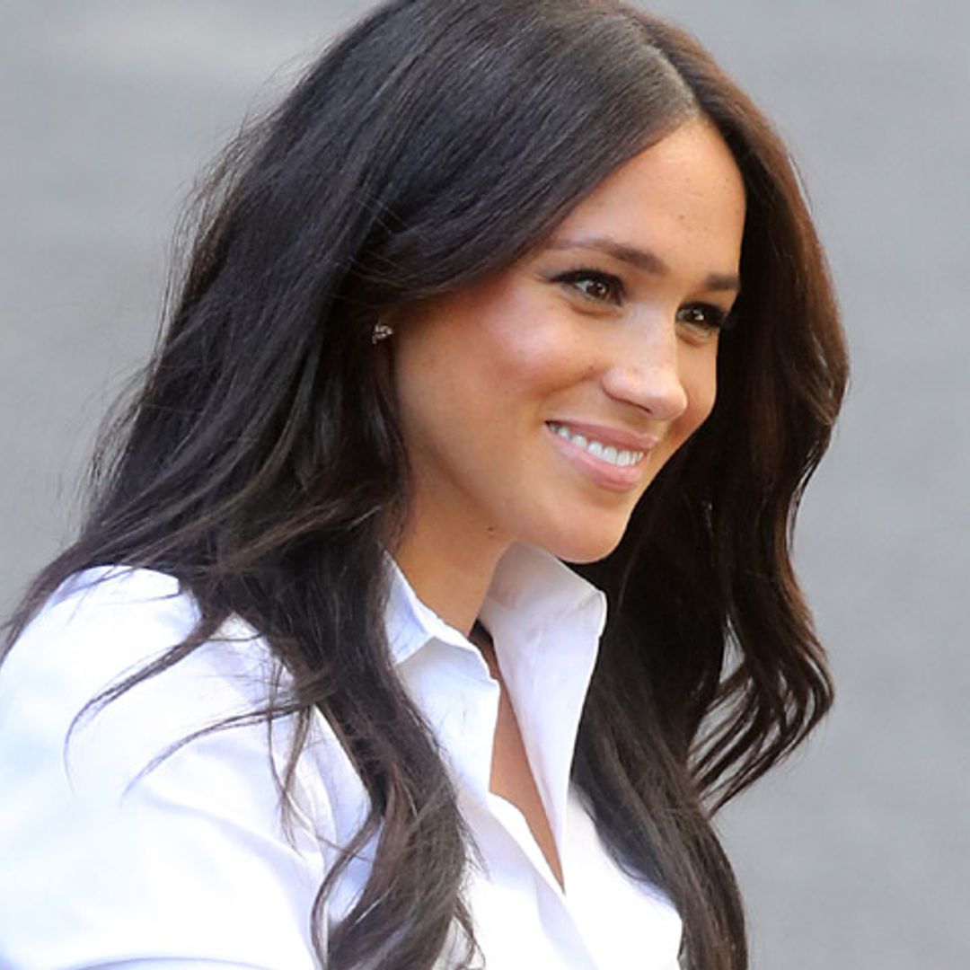 Meghan Markle estrena su primera colección de moda con un look de básicos impecable