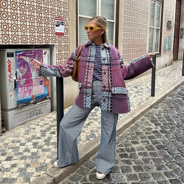 pantalones de rayas y abrigo de cuadros