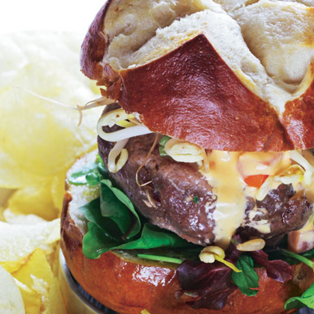 Hamburguesa de atún al aliño dulce de piparras