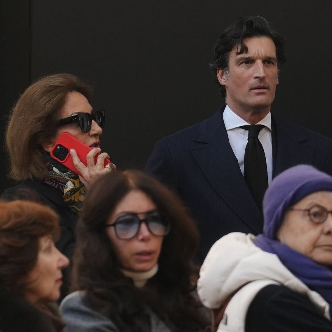 Nati Abascal y su hijo, Rafael Medina, en la capilla ardiente de Valentino, en Roma