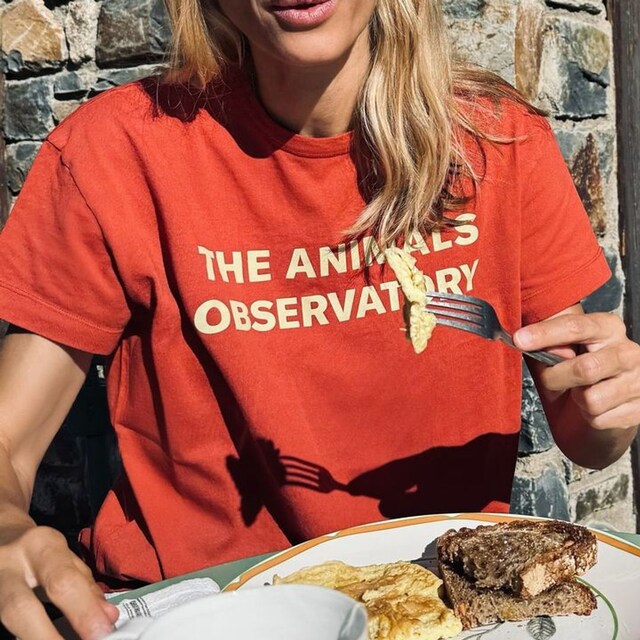 Vanesa Lorenzo desayunando tostadas y huevos con una camiseta roja