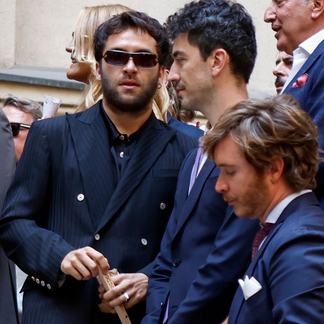Ricardo Gómez entre los invitados de la boda, preparado para lanzar arroz a la pareja al salir de la ceremonia 