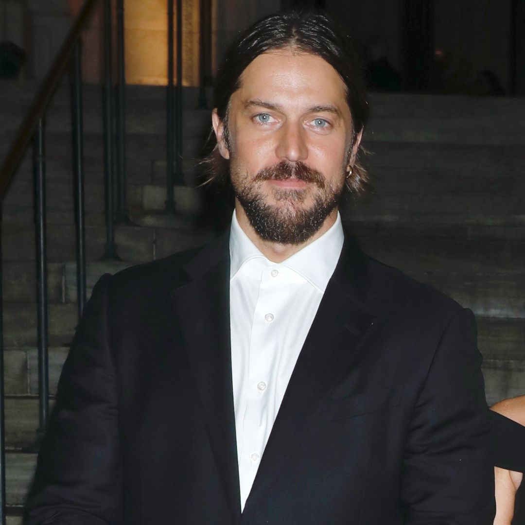 Lucas Bravo, actor de 'Emily en París', confirma su noviazgo con la actriz Shailene Woodley