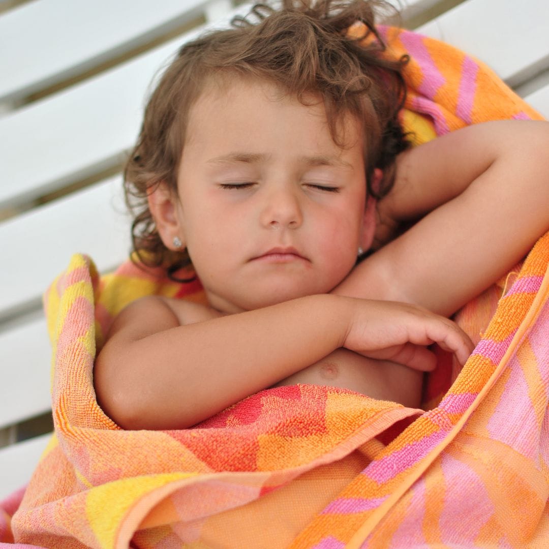 Ni forzada ni eterna: así debe ser la siesta de los niños en verano