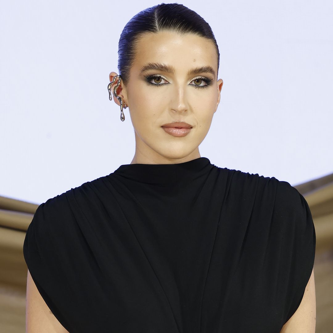 Alba Díaz se hace en el coche el peinado de invitada que nos soluciona toda la Navidad