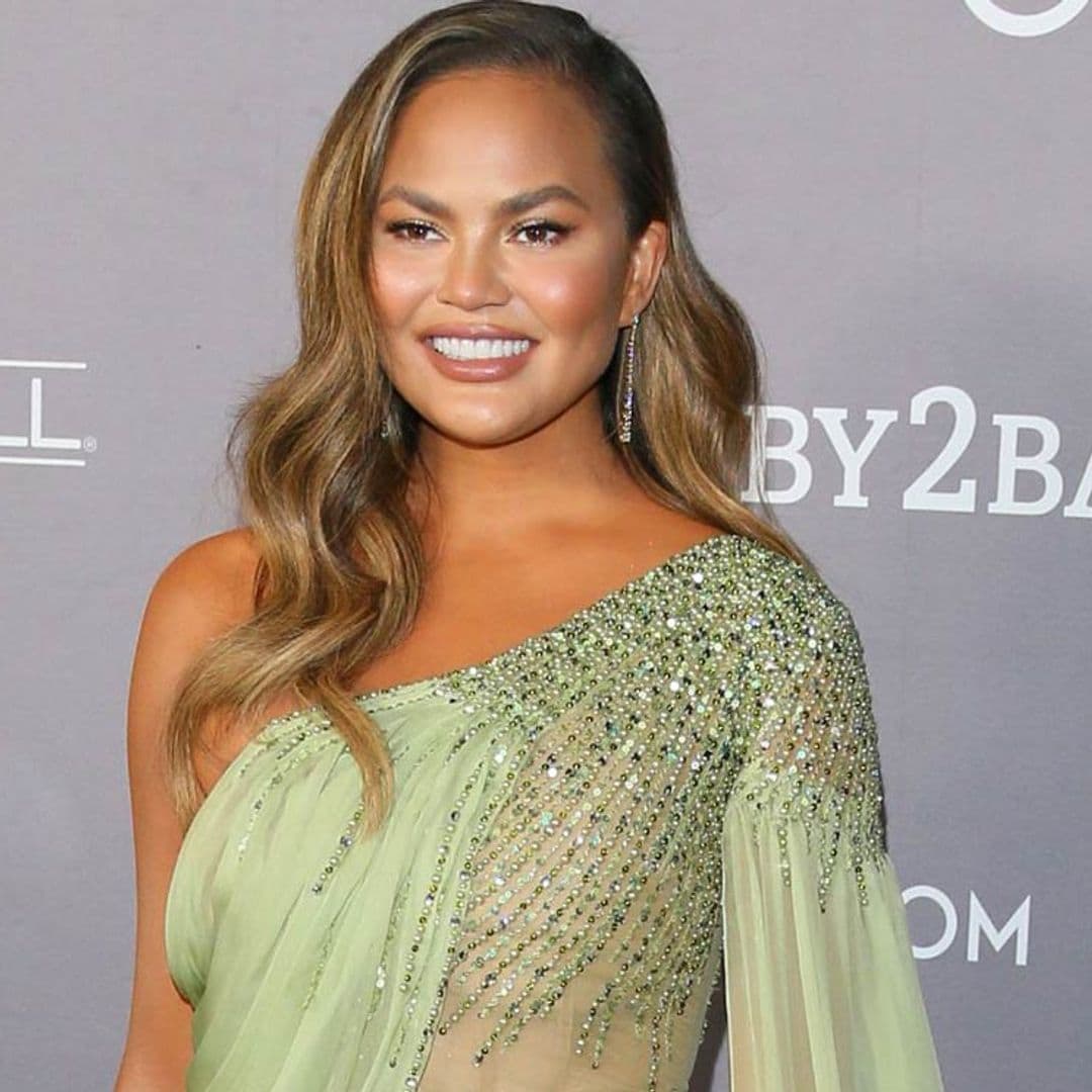 'Os prometo que me lo he quitado': Chrissy Teigen muestra el resultado de su operación de pecho