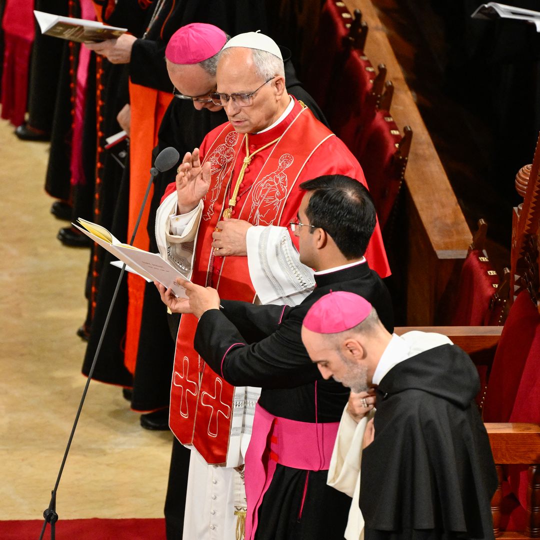 El papa León XIV participa en el rezo del Rosario en la Abadía de Nuestra Señora de Montserrat, cerca de Barcelona, el 10 de junio de 2026