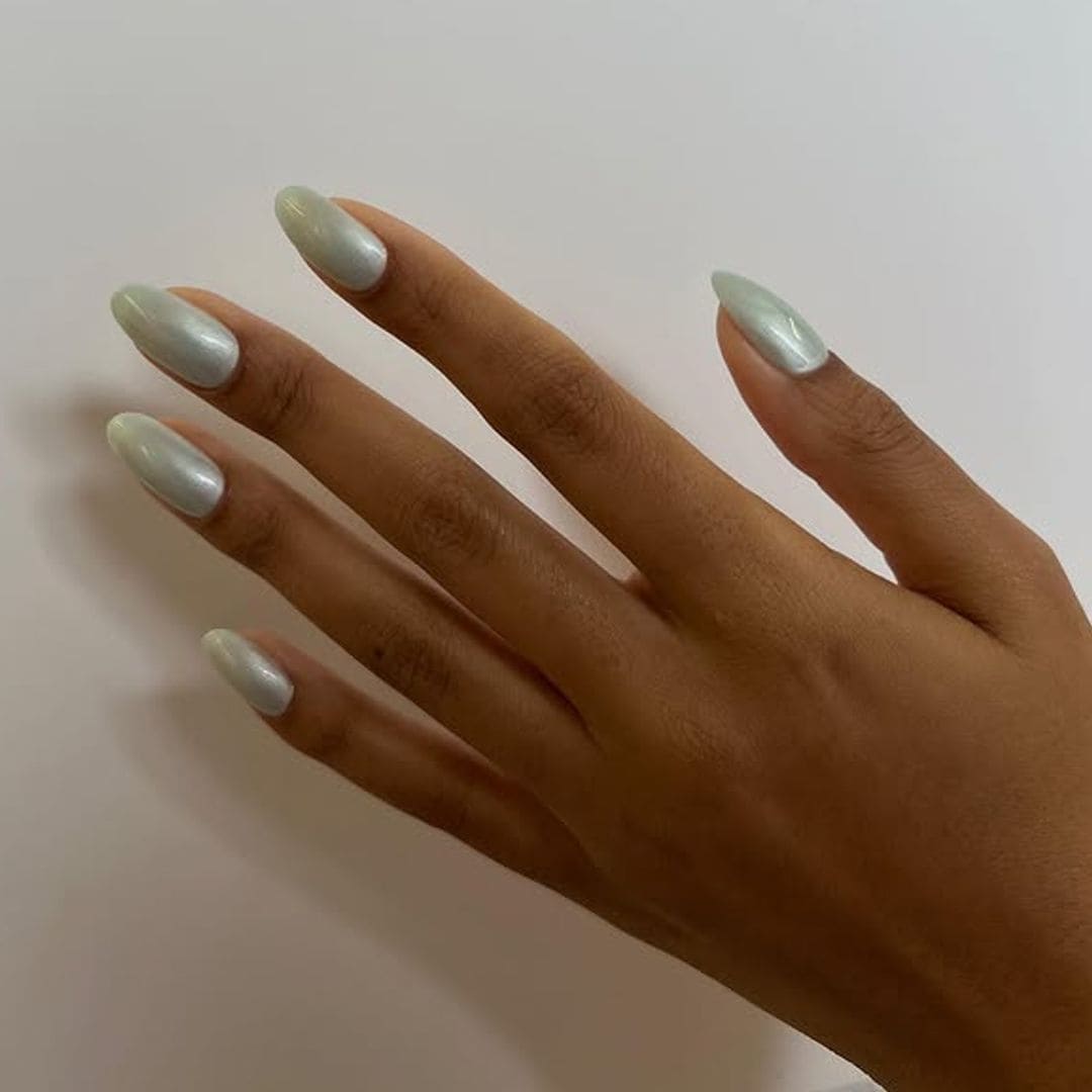 Manicura verde nacarada