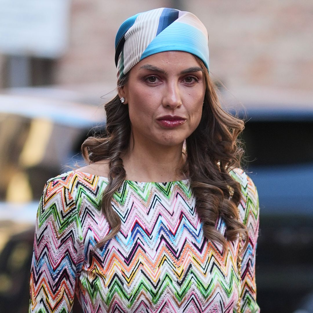 Invitada a la Semana de la Moda de Milán con vestido multicolor, pelo rizado y pañuelo en la cabeza