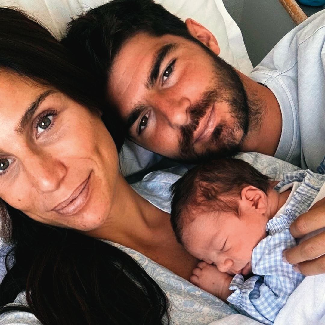 Lucía Villalón con su marido y con su bebé en el regazo