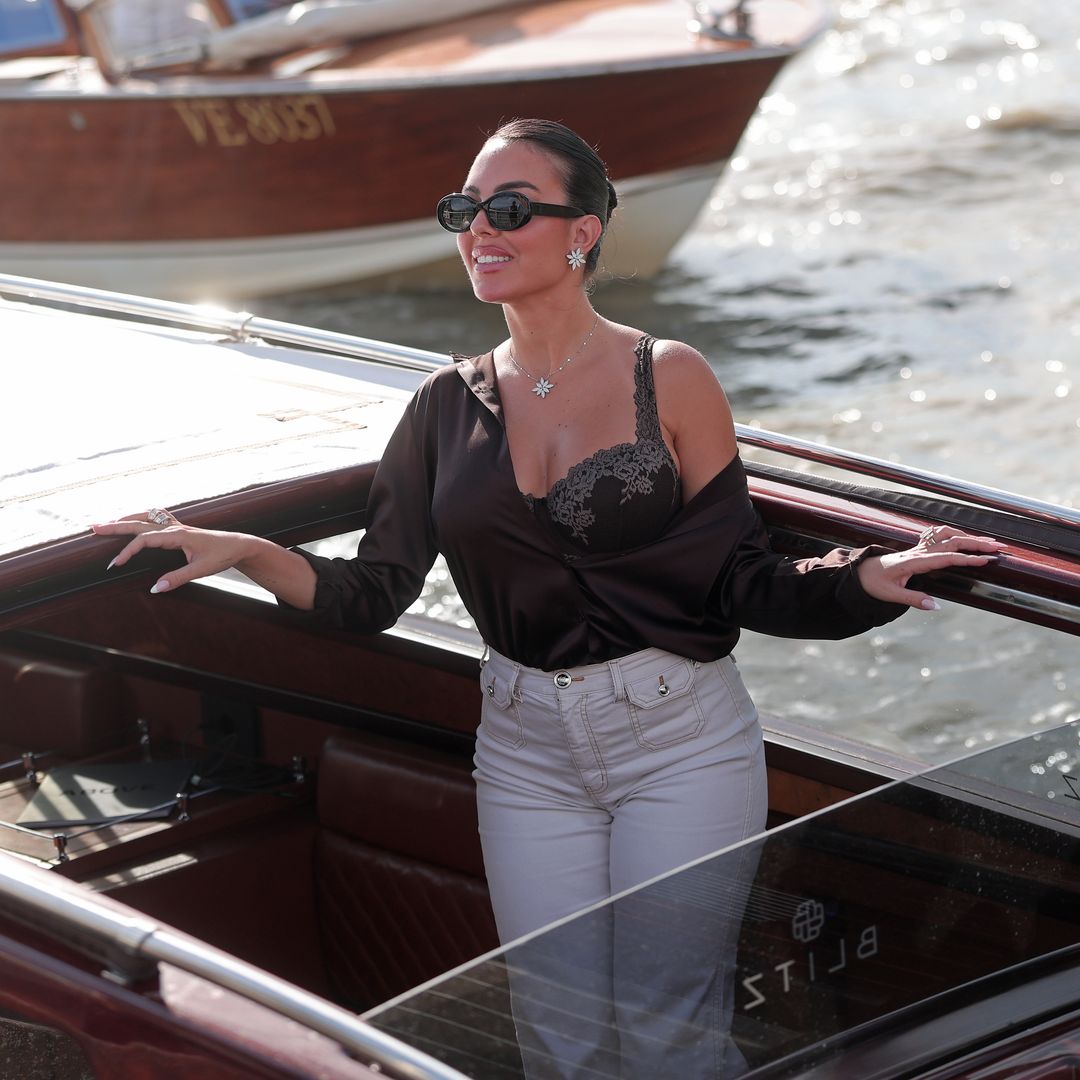 Georgina Rodríguez revive su historia de amor con Cristiano Ronaldo a su llegada a Venecia: en góndola y rodeada de diamantes