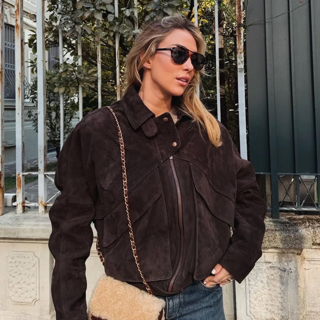 Alice Campello estrena en Milán su primer look del otoño: chaqueta de ante marrón y bolso de 10.000 euros