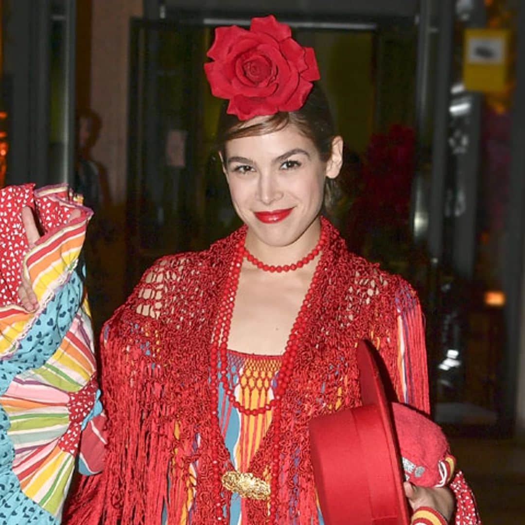 Cósima Ramírez y el bolso homenaje a ¡HOLA!, un nuevo favorito para sus looks de invitada
