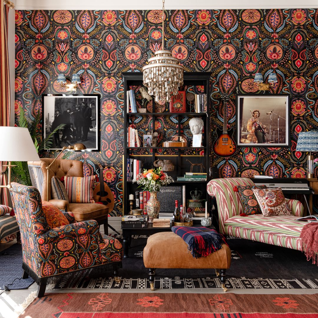 Salón de estilo maximalista