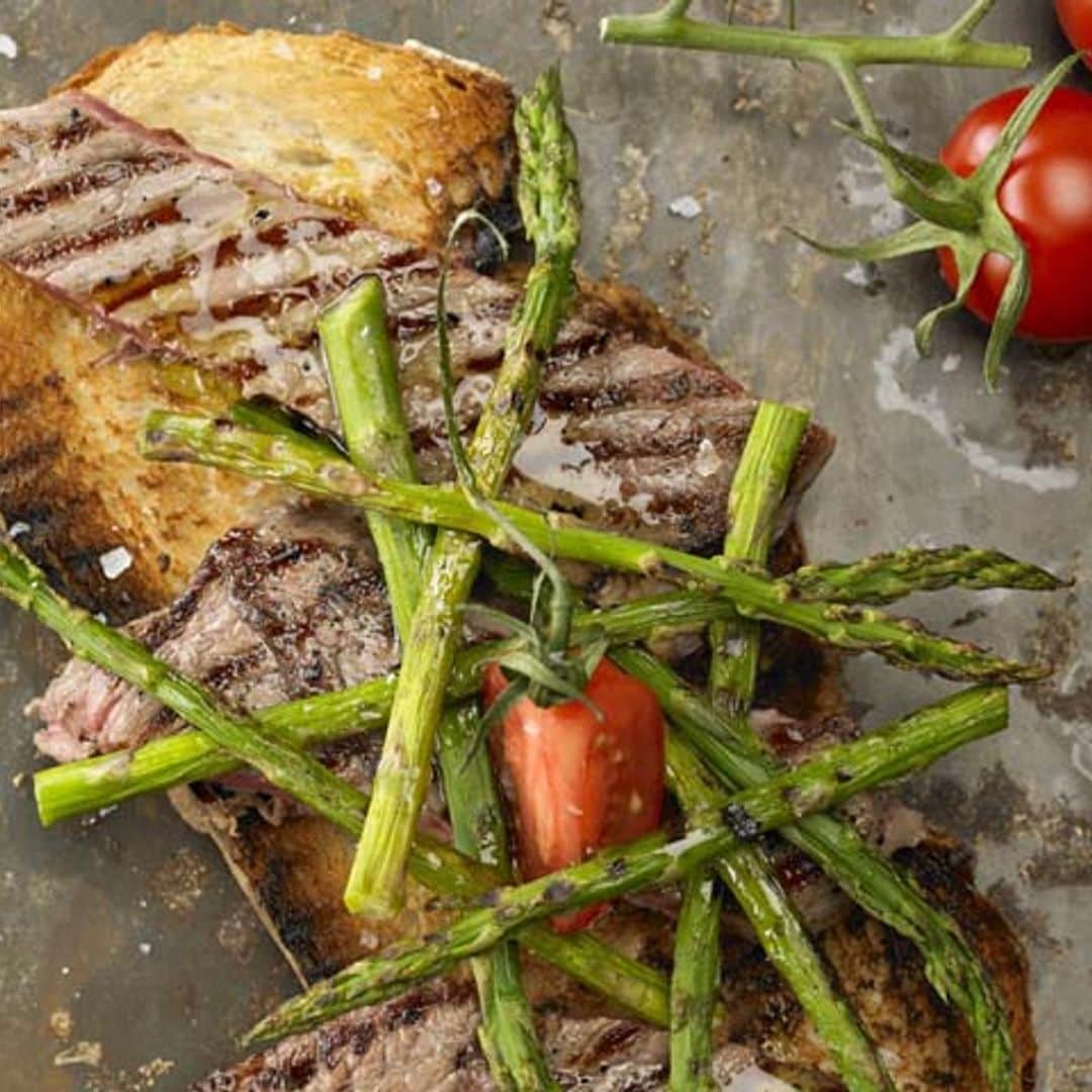 Tostas con solomillo y espárragos