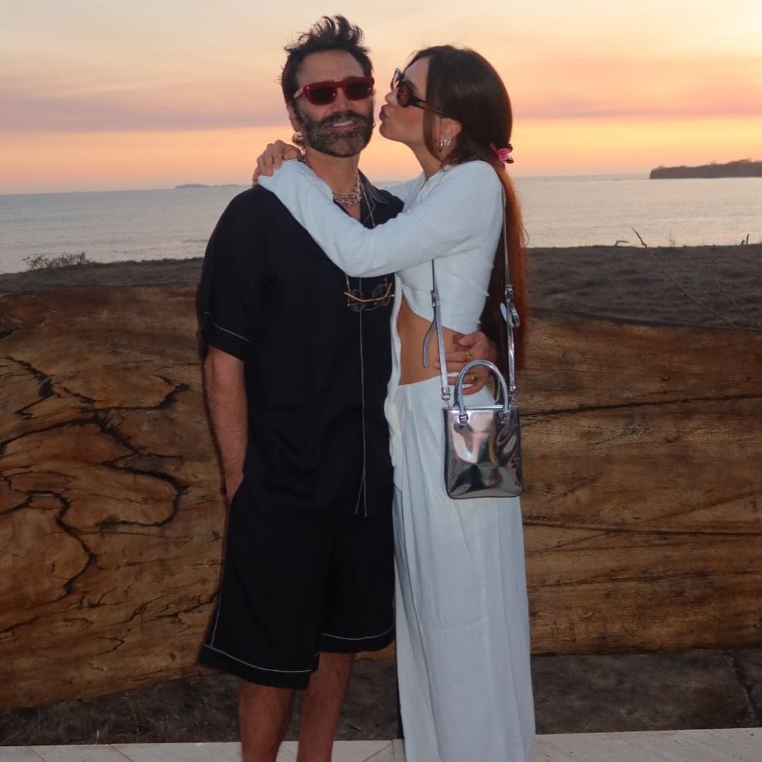 Alejandro Fernández revela las fotos del festejo de cumpleaños de su novia, Karla Laveaga