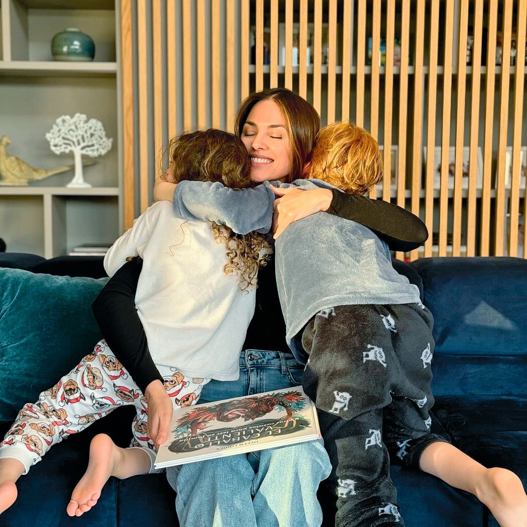 Helen Lindes abrazada junto a sus hijos 