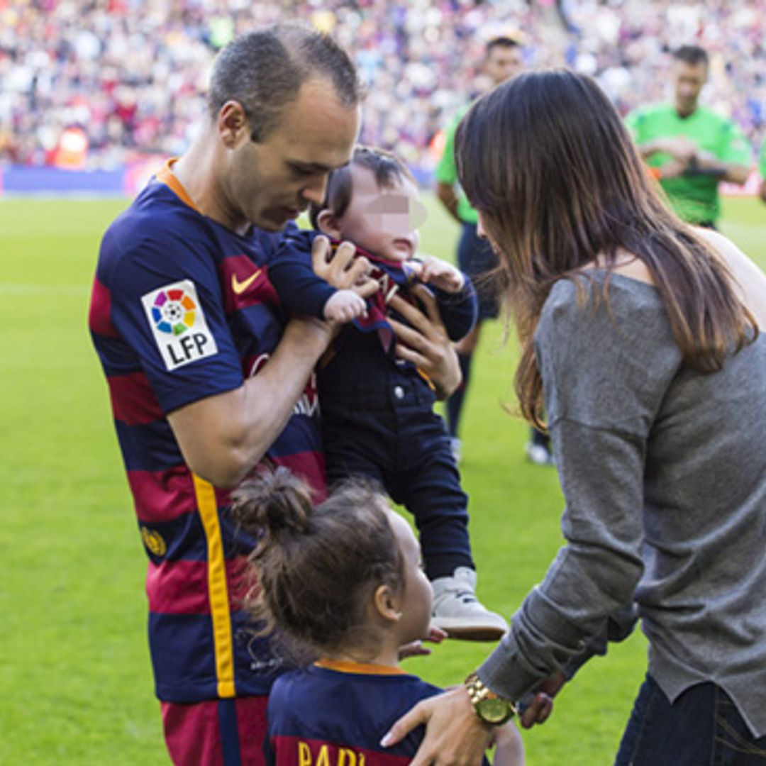 Andrés Iniesta salta al campo con los dos amores de su vida