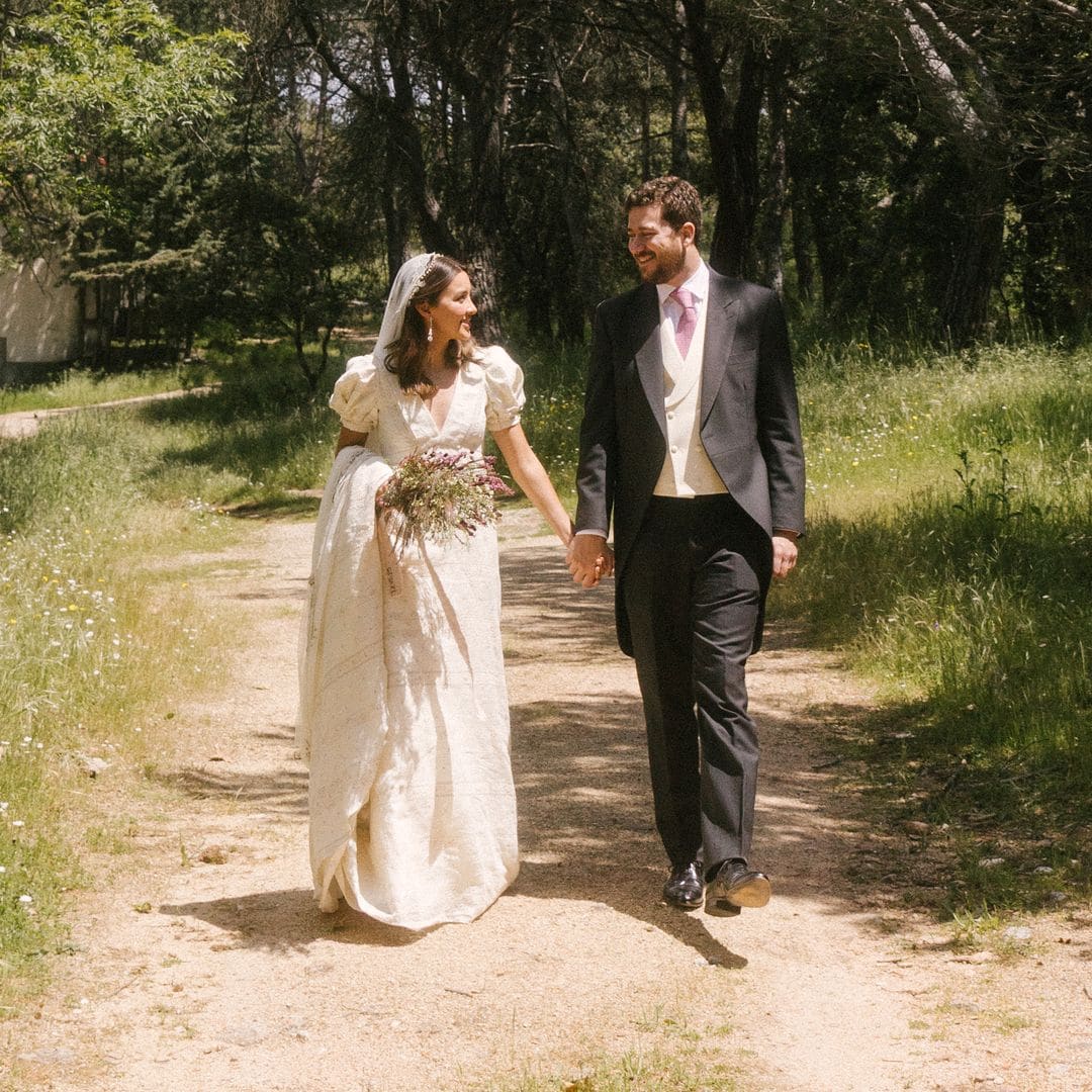 Cómo preparar una boda entre México y Madrid: los dos vestidos románticos de Diana, un velo bordado y una corona vintage