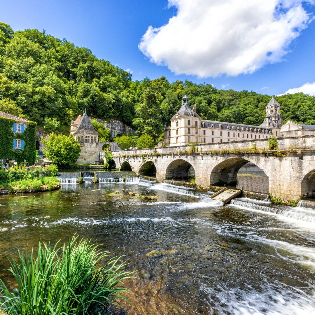 5 rutas por Francia fuera de lo habitual que te sorprenderán: entre pueblos-isla, abadías románicas y marismas desconocidas