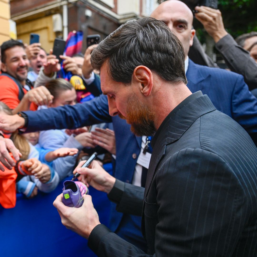 Leo Messi desata la locura a su llegada a Oviedo: la emoción de Antonela Roccuzzo y la euforia de los niños a ritmo de gaitas