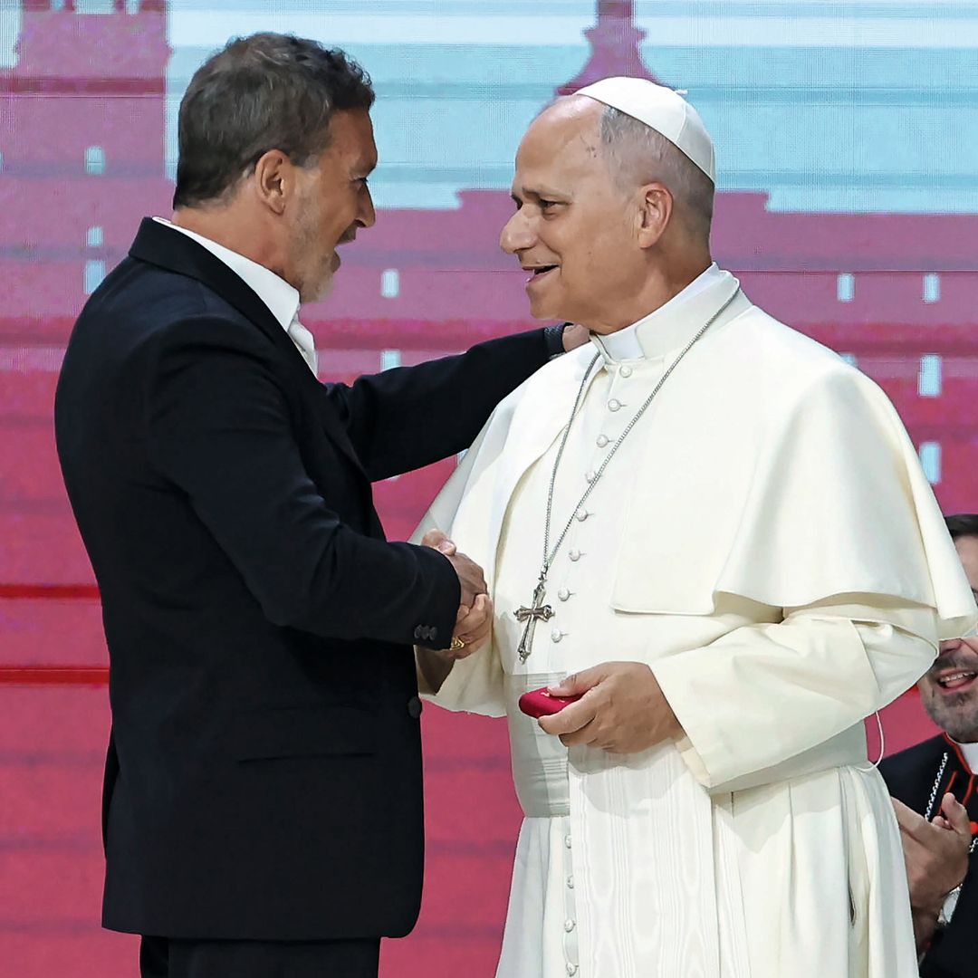 El actor malagueño Antonio Banderas protagonizó una emotiva intervención desde el escenario principal ante el Santo Padre.