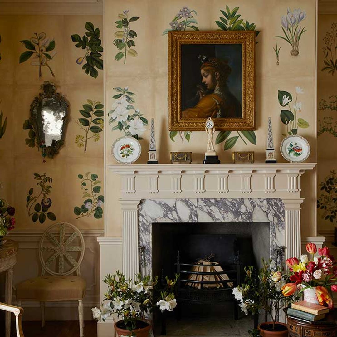 Los papeles pintados con flores y motivos vegetales, reyes de la decoración de este invierno