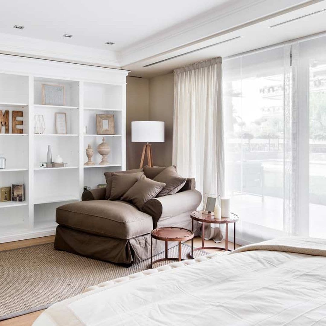 Cómo combinar estores y cortinas para regular bien la luz y ganar un plus de estilo