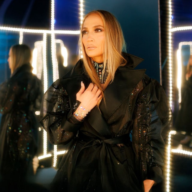 Una apoteósica Jennifer Lopez arrasa en Las Vegas con su traje de mujer biónica bañado en cientos de cristales