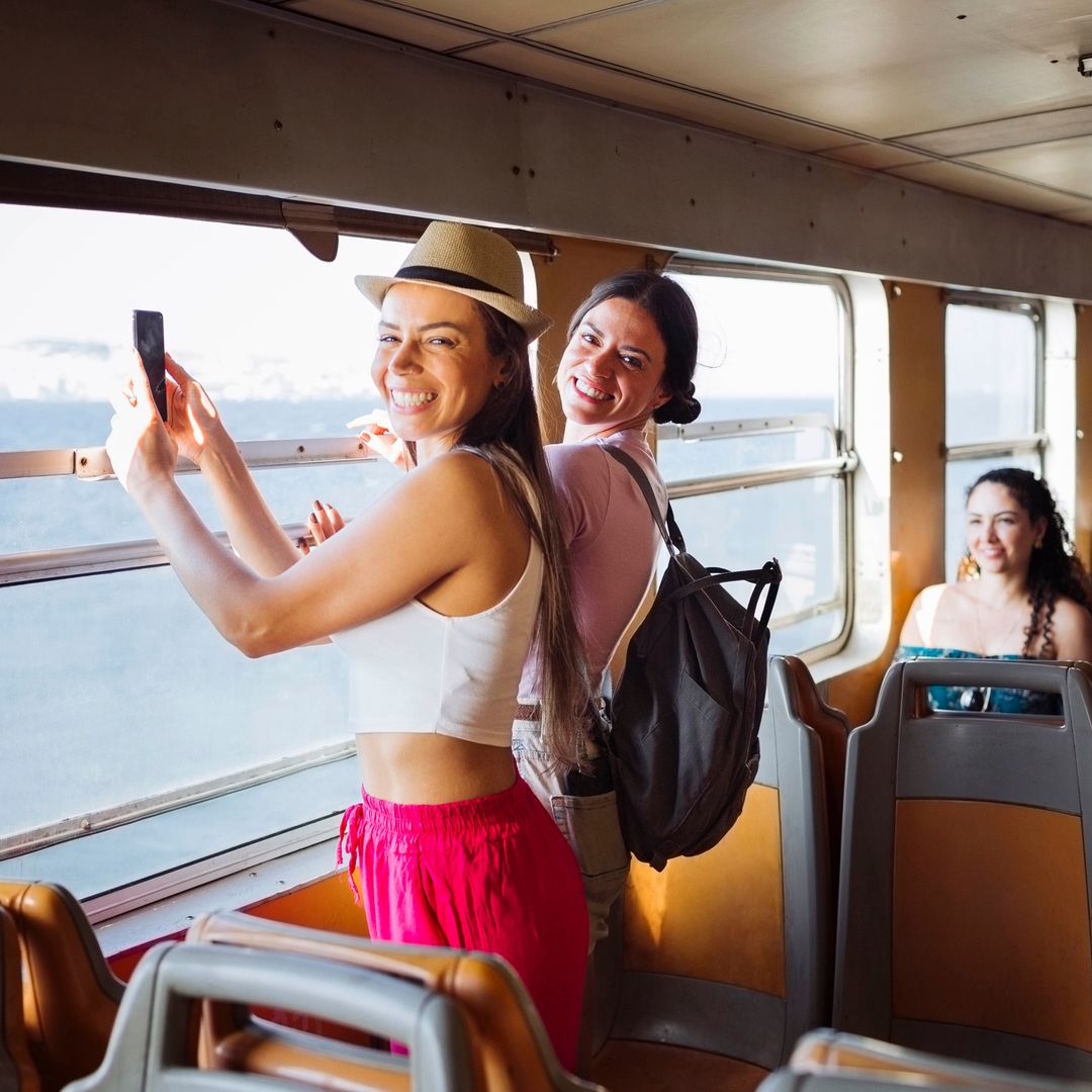 Jóvenes en un tren