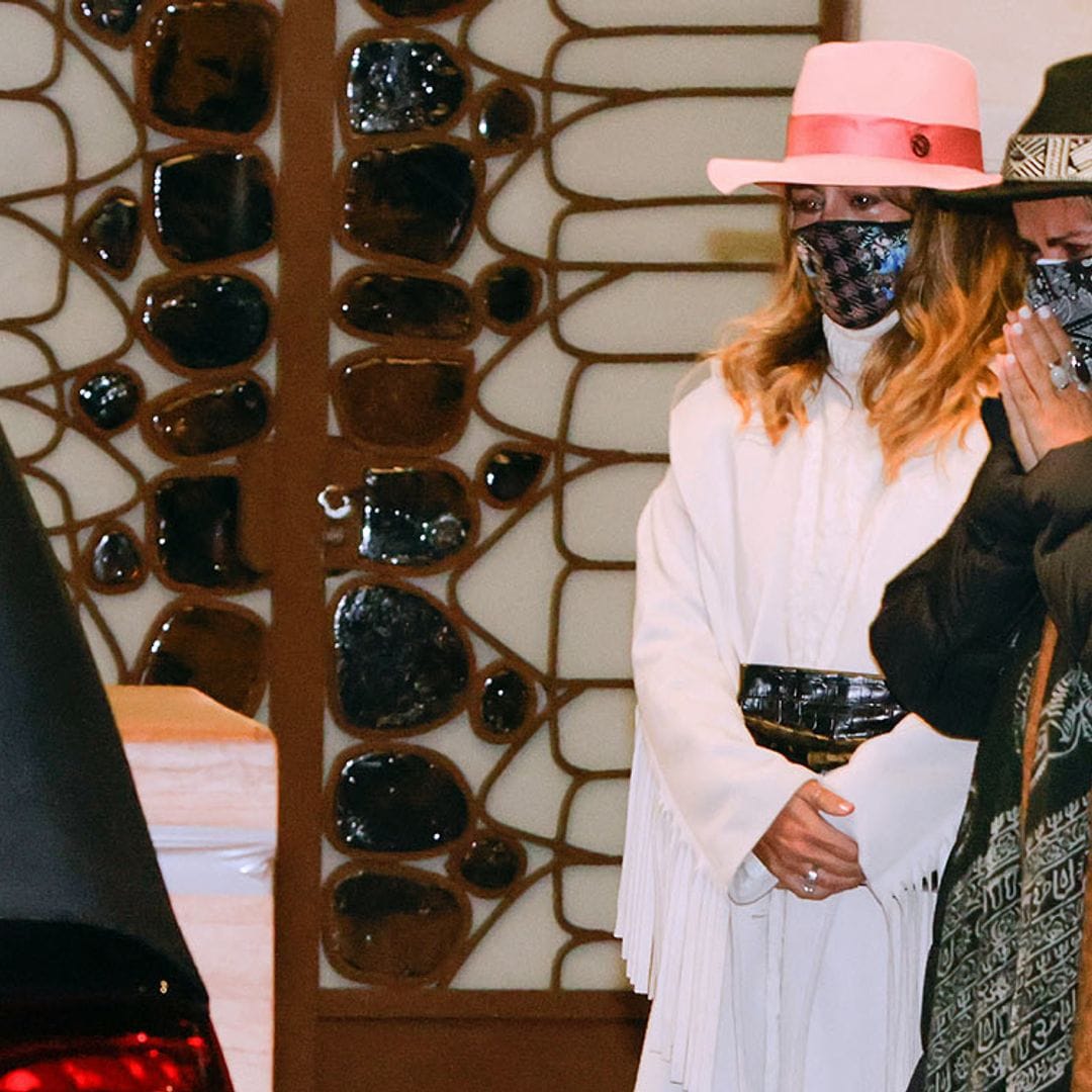 Elena Tablada da el último adiós a su abuela acompañada de su familia