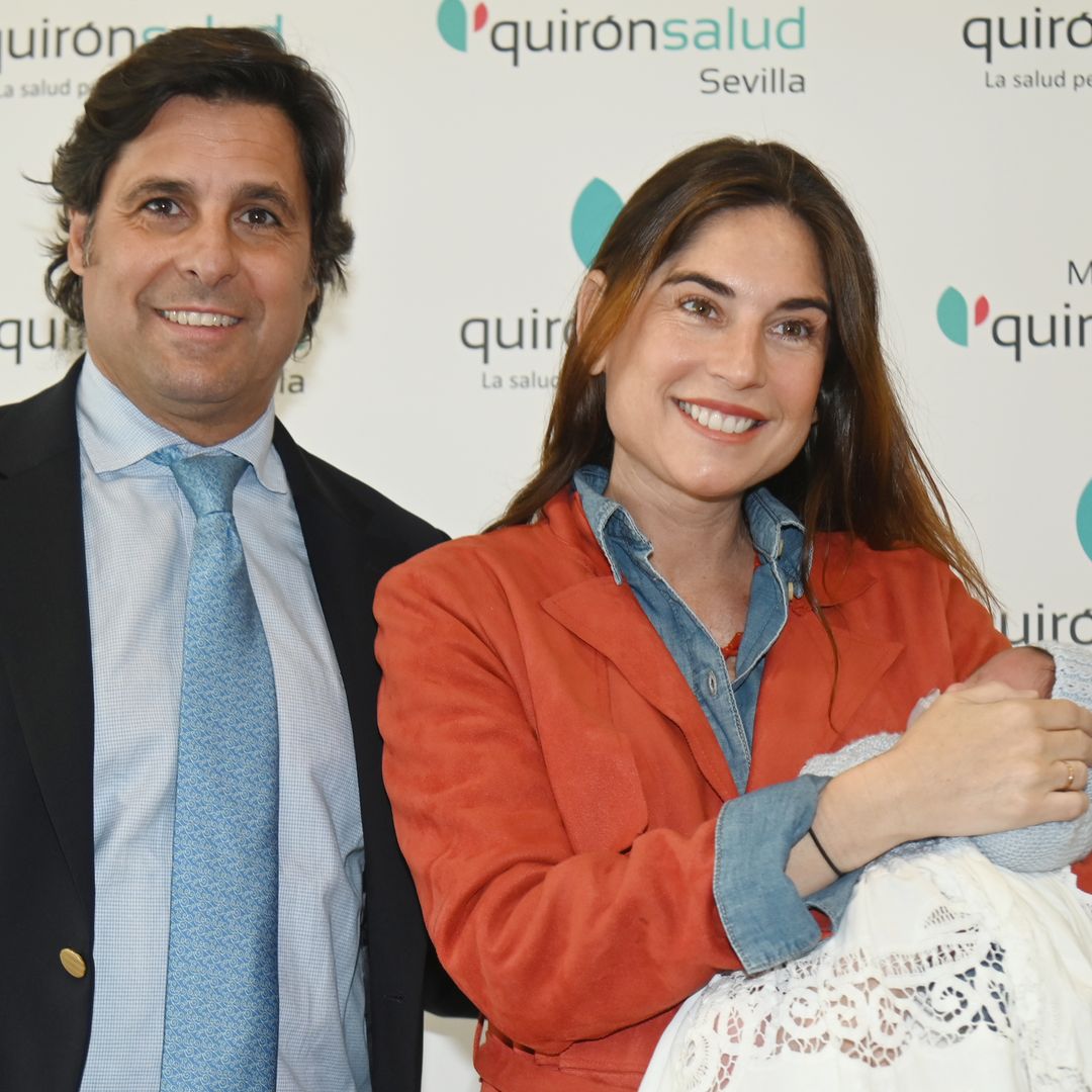 Francisco Rivera y Lourdes Montes presentan a su bebé a las puertas del hospital