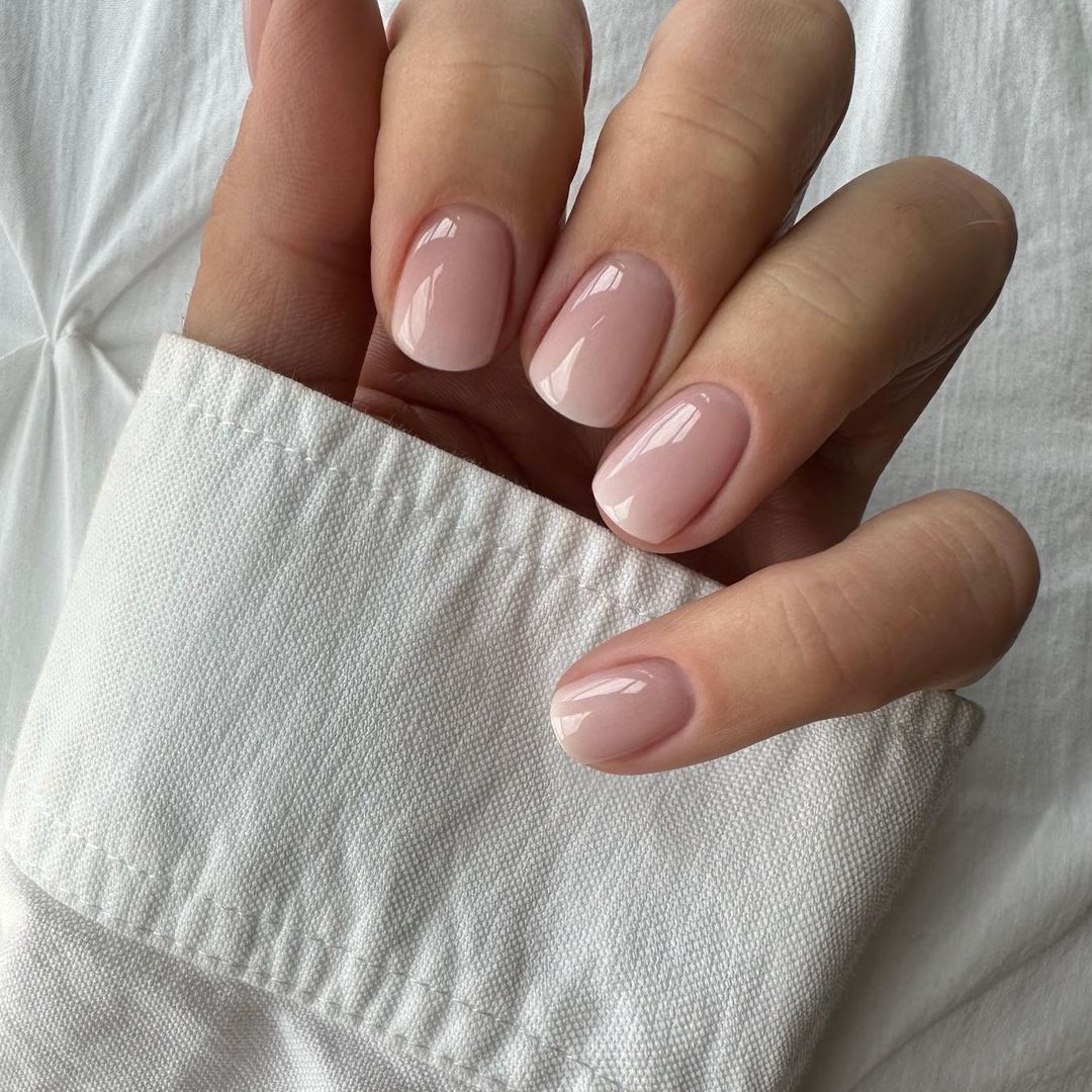 12 diseños de uñas 'baby boomer' que serán tendencia este otoño 2026