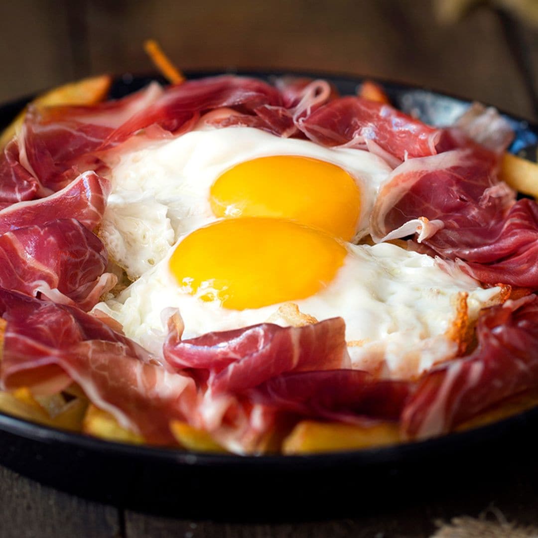 Cómo hacer huevos rotos, de la sartén a la mesa