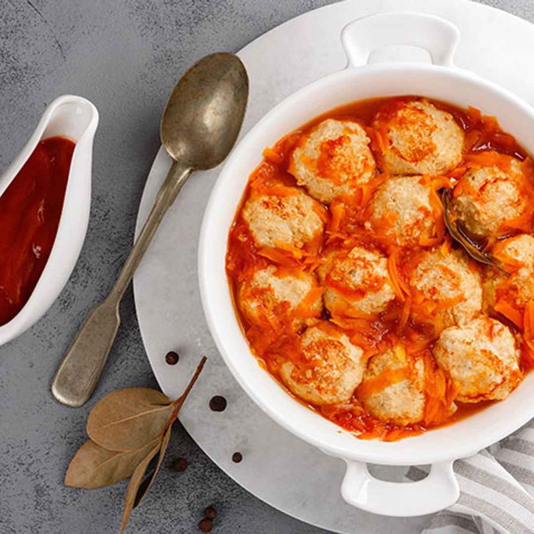 Albóndigas de merluza en salsa de tomate y zanahoria