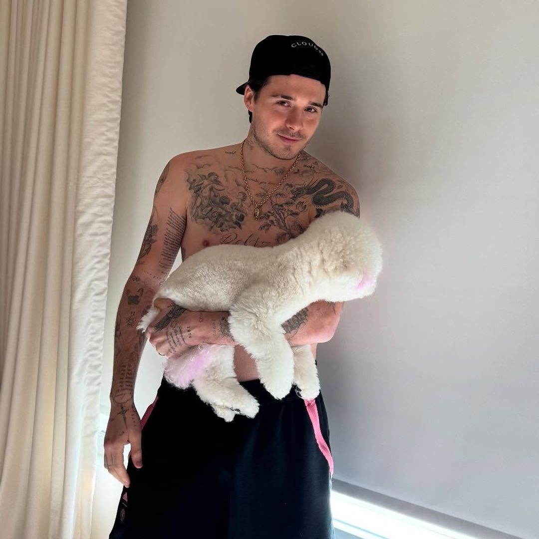 Brooklyn Beckham tapó el tatuaje en honor a su mamá con unas flores.