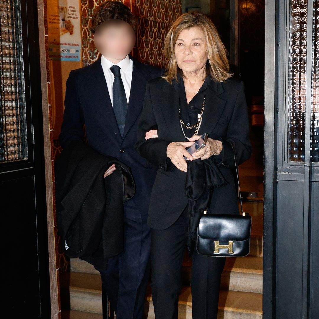 Cari Lapique se rodea de familiares y amigos en el funeral de su hermano 