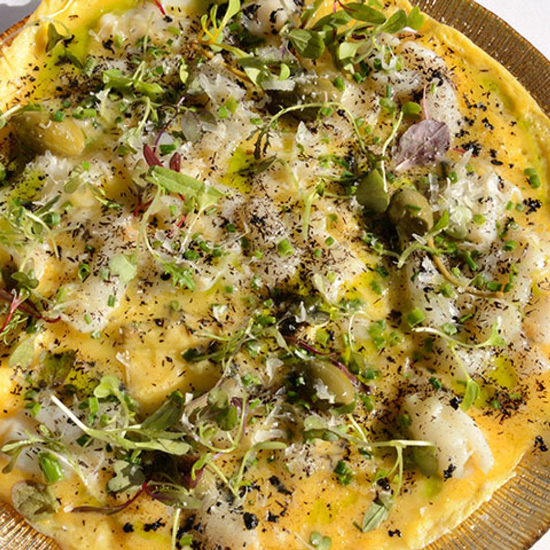 Tortilla de bacalao con alcaparrones, cebollino y brotes