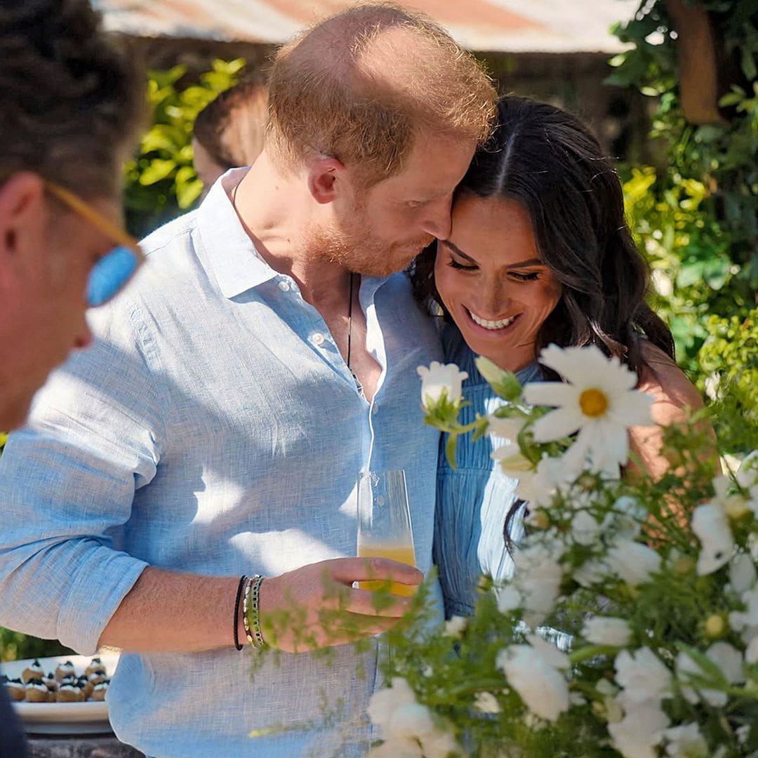 Harry abrazando a su mujer. Hubo rumores de crisis, pero desaparecieron hace ya muchos meses