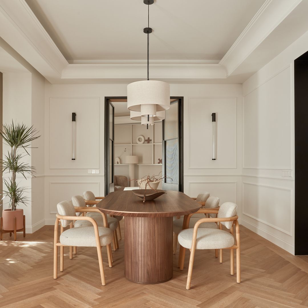 Madera clara, molduras clásicas y muebles a medida: así se transformó una casa de 200 m² en el Barrio de Salamanca